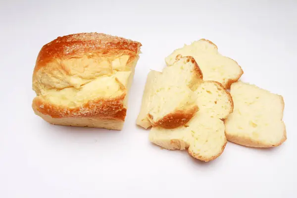 Roti Segar Pada Latar Belakang Putih — Stok Foto