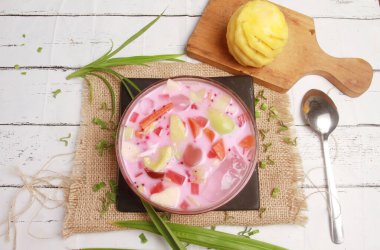 Masada bir kase buzlu meyve..