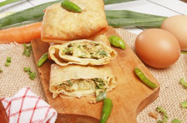 Martabak ahşap masada, Endonezya atıştırmalığı.