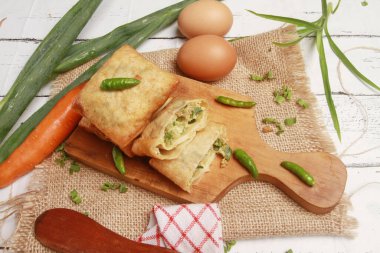 Martabak ahşap masada, Endonezya atıştırmalığı.