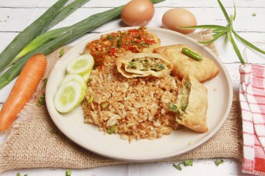 Bir tabak kızarmış pirinç, Asya yemeği.