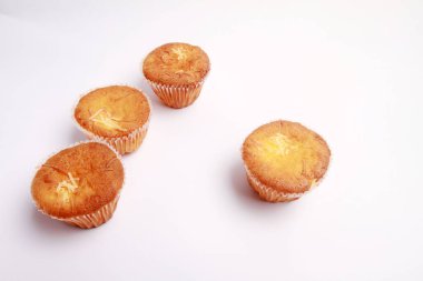 Beyaz tabakta tatlı kekler