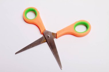 Makas ve beyaz arkaplan.