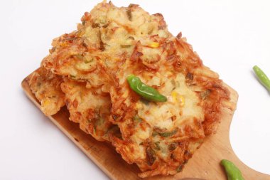 Bakwan ahşap masada, bakwan Endonezya 'nın geleneksel atıştırmalığı.