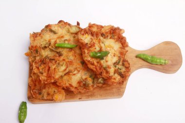 Bakwan ahşap masada, bakwan Endonezya 'nın geleneksel atıştırmalığı.