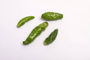 Beyaz arka planda taze yeşil biber