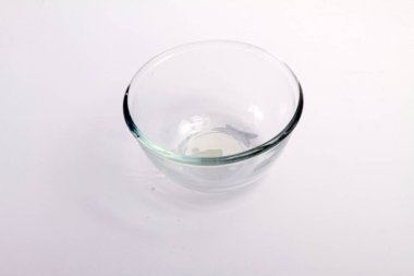 Beyaz arkaplanda boş bardak