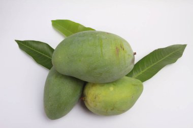 Beyaz arkaplanda taze yeşil mango