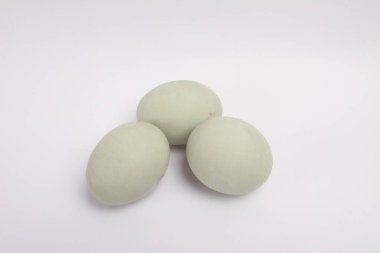 beyaz arkaplanda tuzlu yumurta