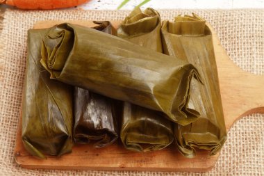 Endonezya yemeği, pirinç keki, tabakta arem-arem