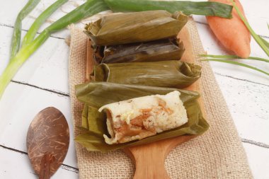 Endonezya yemeği, masada arem-arem