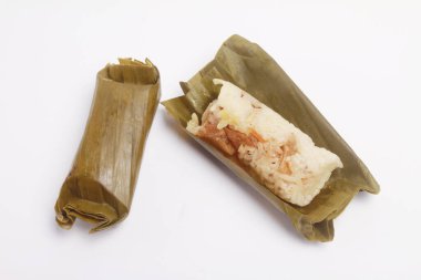 Endonezya abur cuburu, arem-arem Endonezya 'nın geleneksel aperatifidir. arem-arem pirinç karışımı sebzeler ve muz yaprağının et ambalajı.