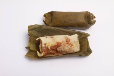 Endonezya abur cuburu, arem-arem Endonezya 'nın geleneksel aperatifidir. arem-arem pirinç karışımı sebzeler ve muz yaprağının et ambalajı.