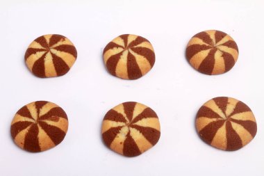 Beyaz arka planda çikolatalı kurabiyeler