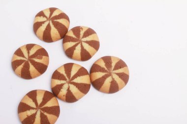 beyaz zemin üzerine çikolatalı kurabiye