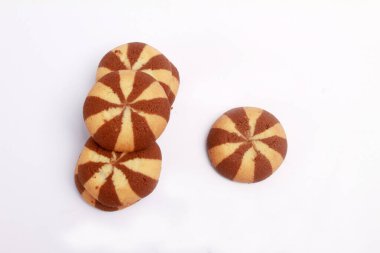 Beyaz arka planda kurabiyeler ve çikolata parçaları