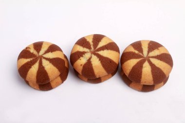 Beyaz arka planda izole edilmiş çikolatalı pastalar.