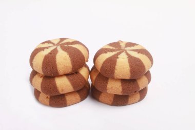 Beyaz arka planda izole çikolatalı kekler