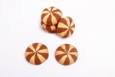 Beyaz arkaplanda zencefilli kurabiye