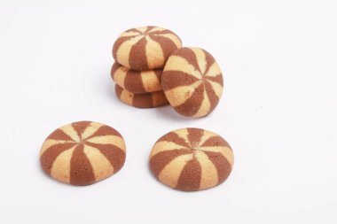 Beyaz arkaplanda çikolata ve turuncu kurabiyeler.