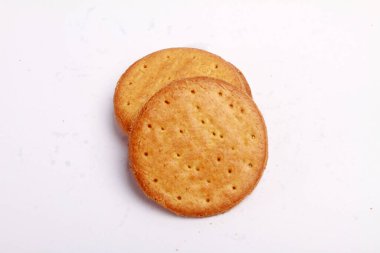 Beyaz arka planda çikolata parçacıklı kurabiyeler.