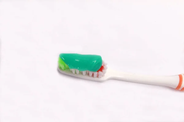 Groene Tandpasta Tandenborstel Witte Achtergrond — Stockfoto