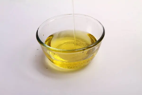 Eine Schüssel Mit Speiseöl Auf Weißem Hintergrund — Stockfoto