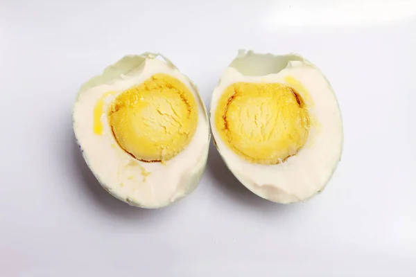 Шматочок Солоного Яйця Білому Фоні — стокове фото