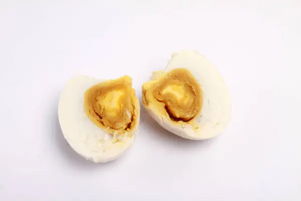 Шматочок Солоного Яйця Білому Фоні — стокове фото
