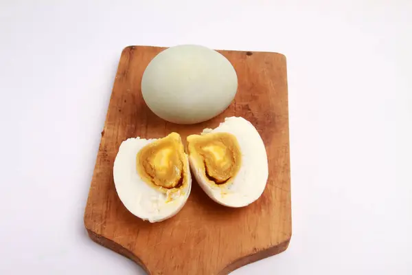 Нарізати Солоне Яйце Столі — стокове фото
