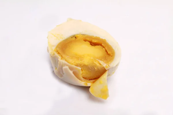 Ломтик Соленого Яйца Белом Фоне — стоковое фото