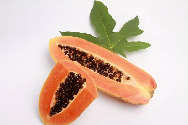 Beyaz arka planda yaprağı olan papaya