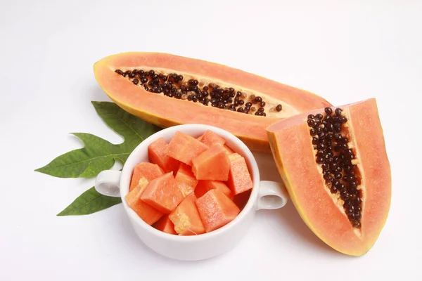 Beyaz arka planda olgun papaya dilimleri