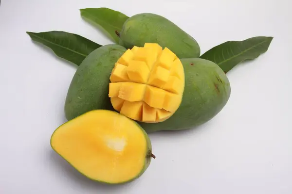 Świeże Owoce Mango Zielone Liście Białym Stole Zdrowa Żywność — Zdjęcie stockowe