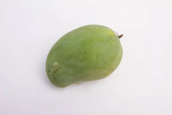 白色背景的新鲜芒果 — 图库照片