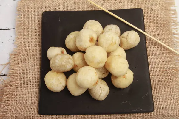 Siyah Tabakta Cimol Asya Yemekleri — Stok fotoğraf
