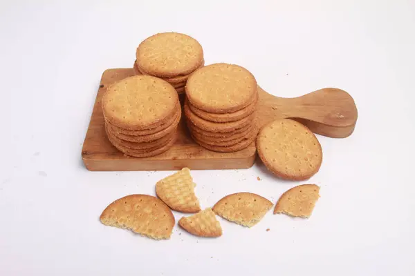 木制盘子里的饼干 — 图库照片