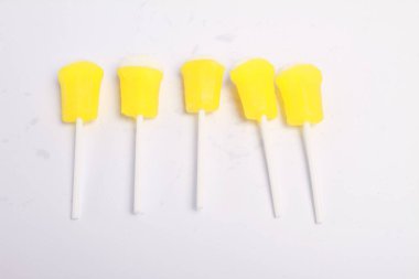 Beyaz arkaplanda lolipop şekeri