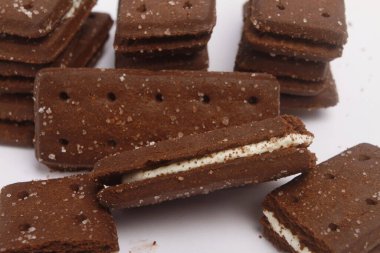 Şekerlemeli ve kurabiyeli çikolata.