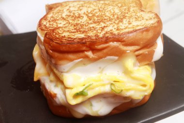 Sandviçi yumurta ve peynirle kapat.