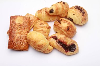 Çikolatalı taze ve lezzetli kruvasanlar.