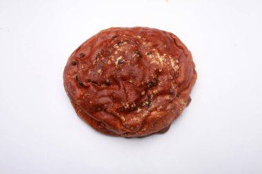 Beyaz arka planda izole edilmiş çikolatalı ekmek