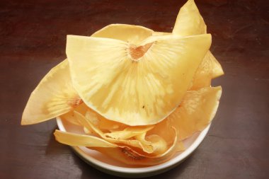 keripik talas ya da tabakta talas krakeri