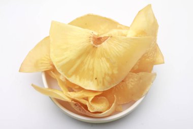 beyaz arkaplanda keripik talas veya talas krakerleri