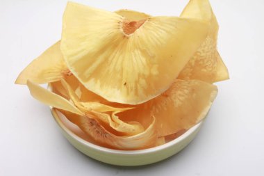 beyaz arkaplanda keripik talas veya talas krakerleri