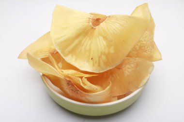 beyaz arkaplanda keripik talas veya talas krakerleri