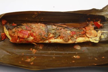 Asya yemekleri, pepes ikan, ya da baharatlı balık pişirme.