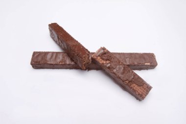 Beyaz arkaplanda izole çikolatalı gofret