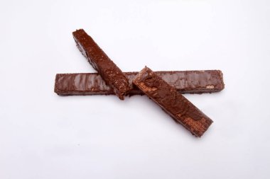 Beyaz arkaplanda izole çikolatalı gofret