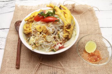 Bir kase soto. Asya yemekleri.